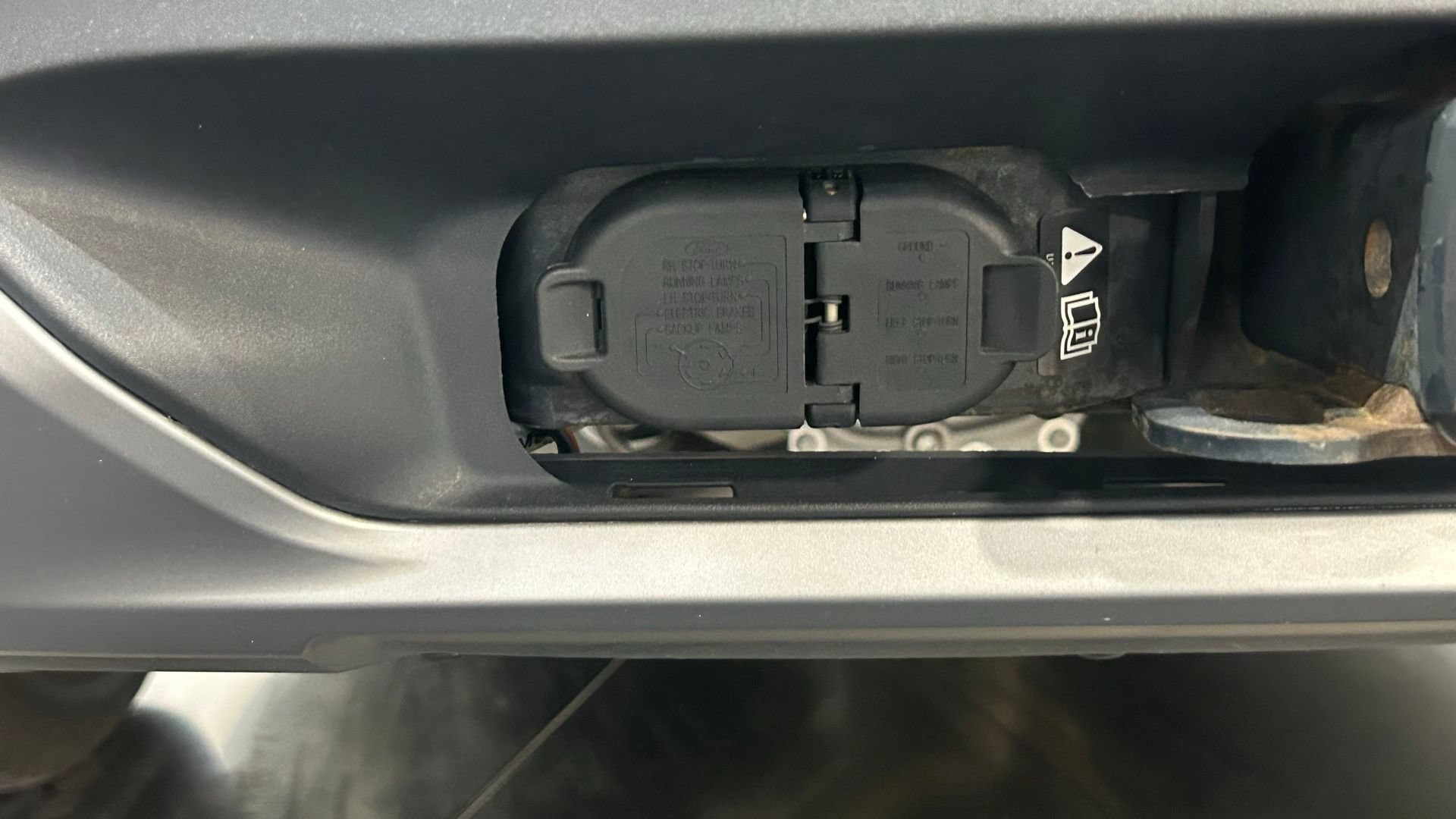 Used 2022 Ford Explorer XLT w/ Equipment Group 202A AWD/4WD image 30