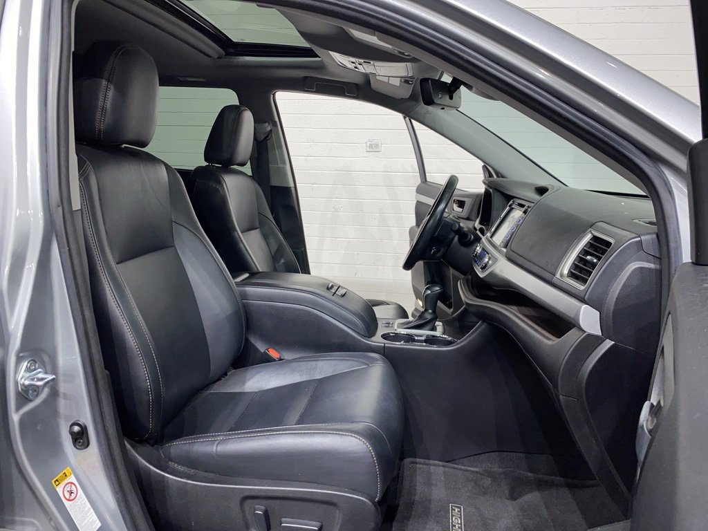 Used 2017 Toyota Highlander XLE image 11