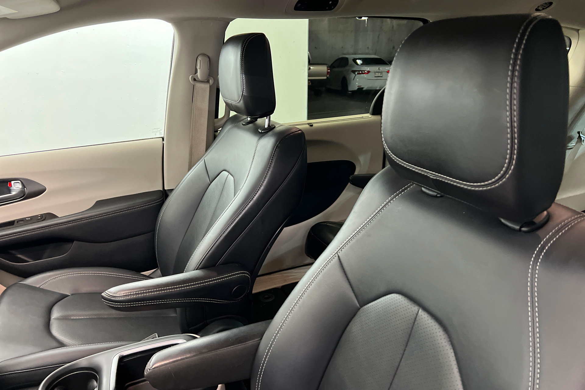 Used 2024 Chrysler Pacifica Touring-L FWD image 16