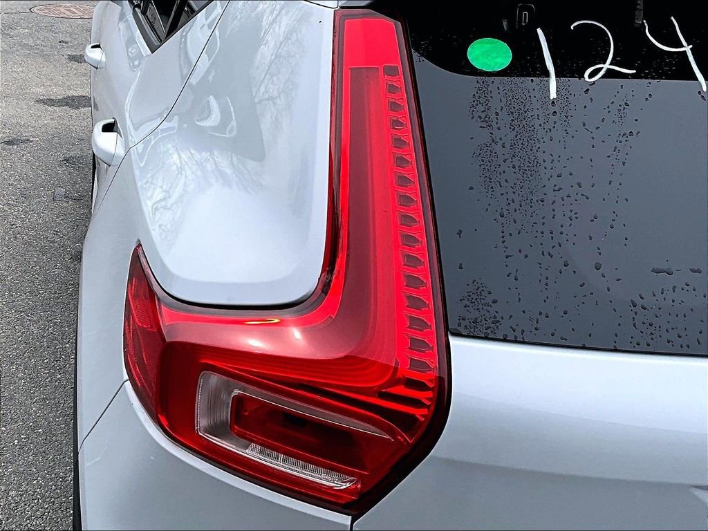 Used 2020 Volvo XC40 T5 Momentum image 28