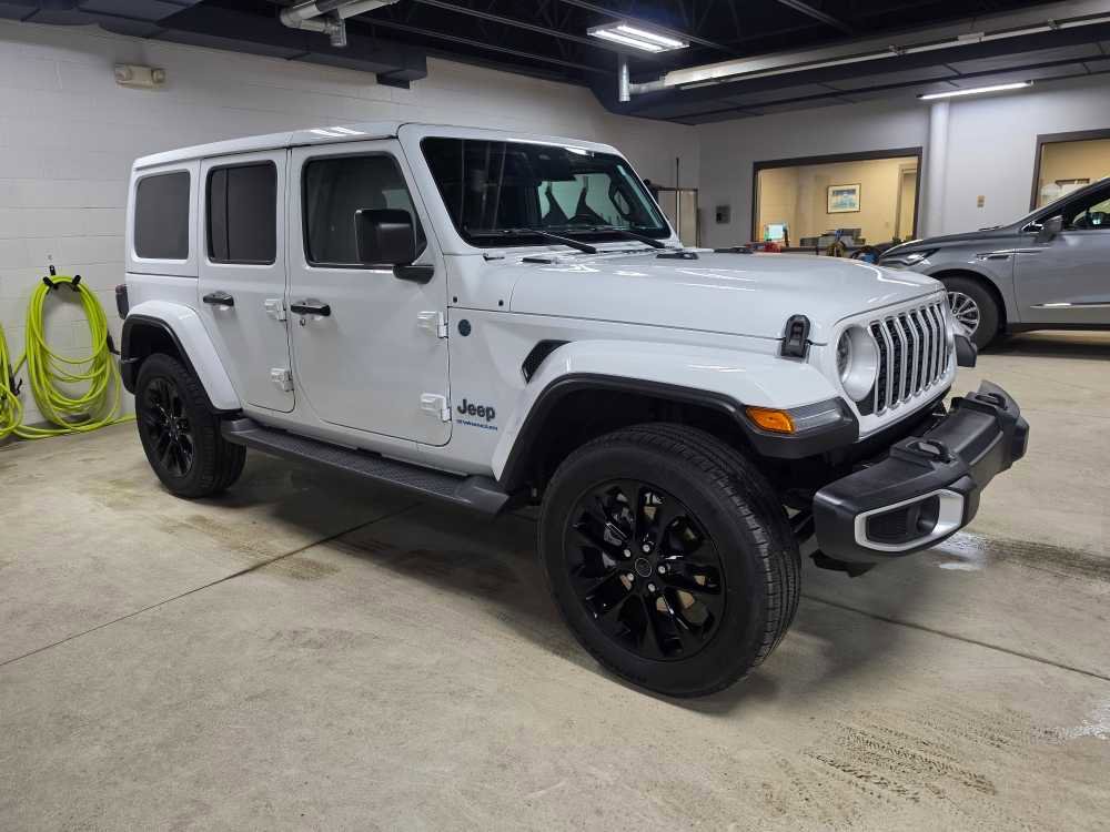 Used 2025 Jeep Wrangler Unlimited Sahara AWD/4WD image 3