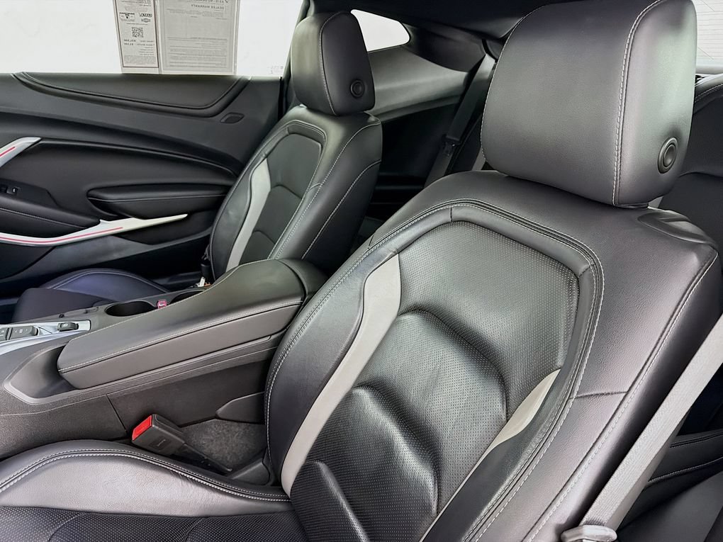 Used 2018 Chevrolet Camaro LT RWD image 31