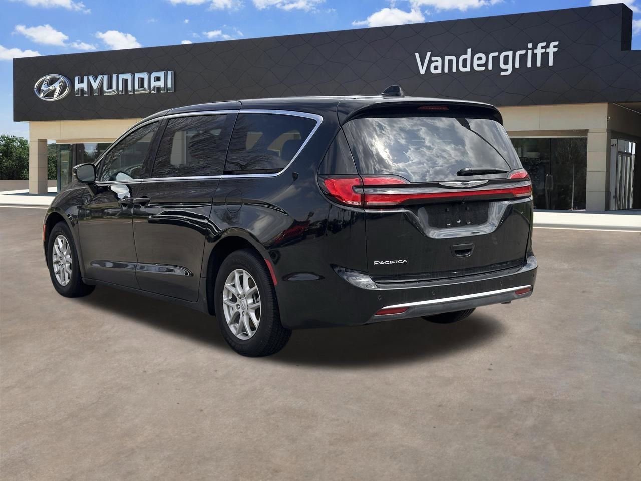 Used 2026 Chrysler Pacifica Select image 12