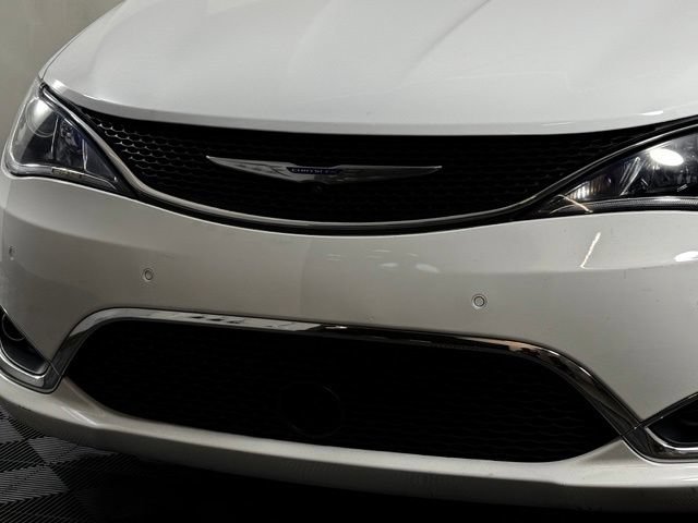 Used 2019 Chrysler Pacifica Limited w/ Advanced Safetytec Group FWD image 12