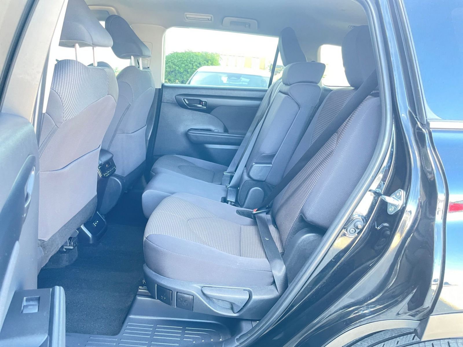 Used 2025 Toyota Highlander LE image 39