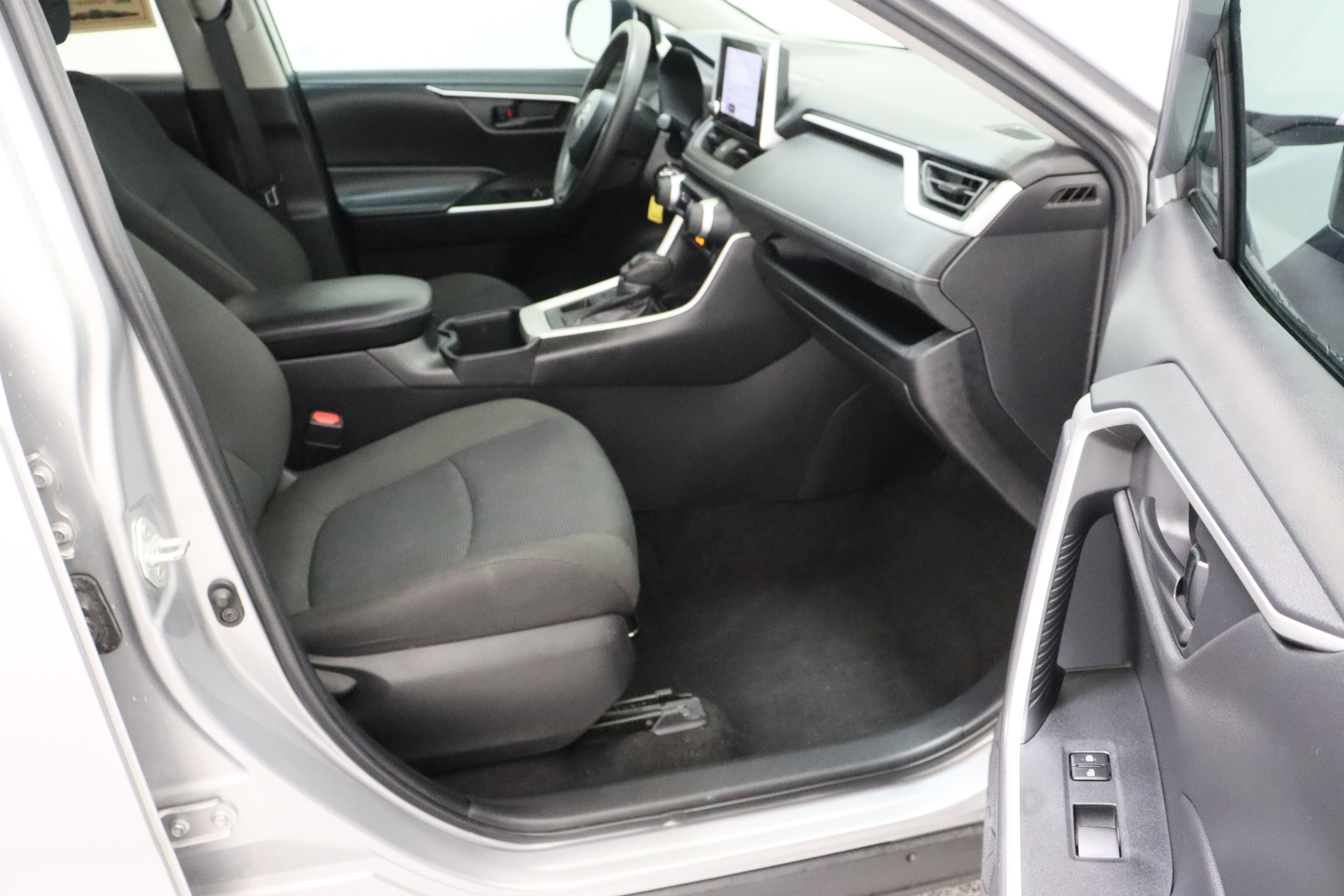 Used 2024 Toyota RAV4 LE image 33