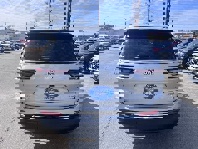 Used 2024 Jeep Grand Cherokee L Laredo image 5