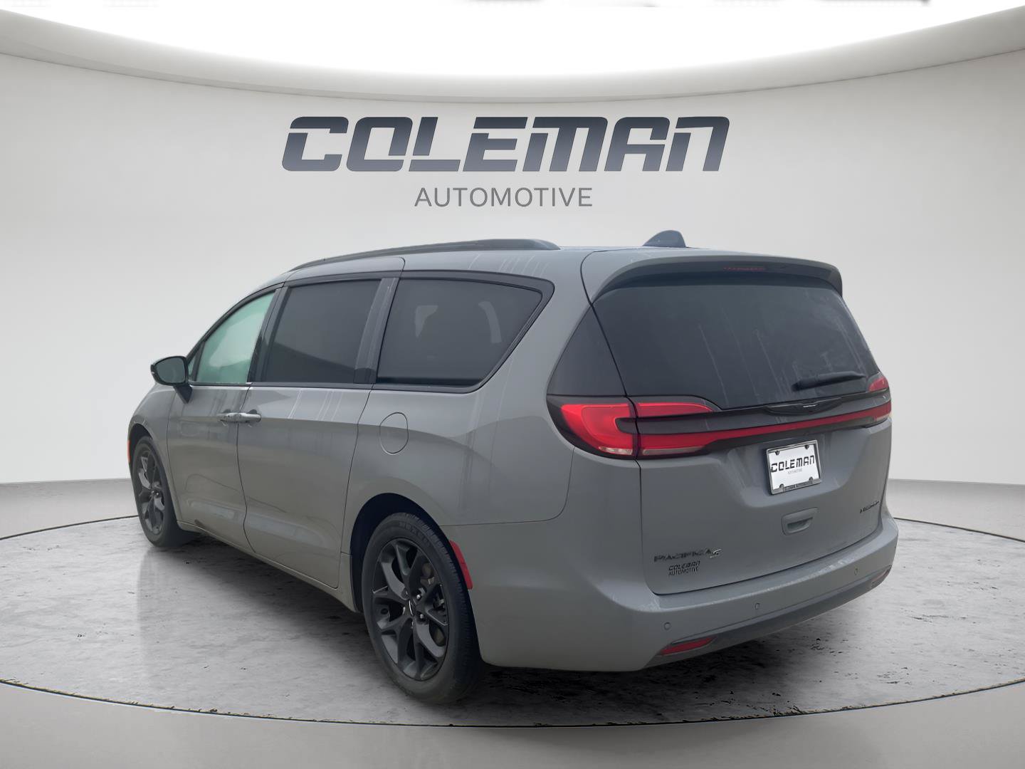 Used 2023 Chrysler Pacifica Limited w/ Uconnect Theater Family Group FWD image 32