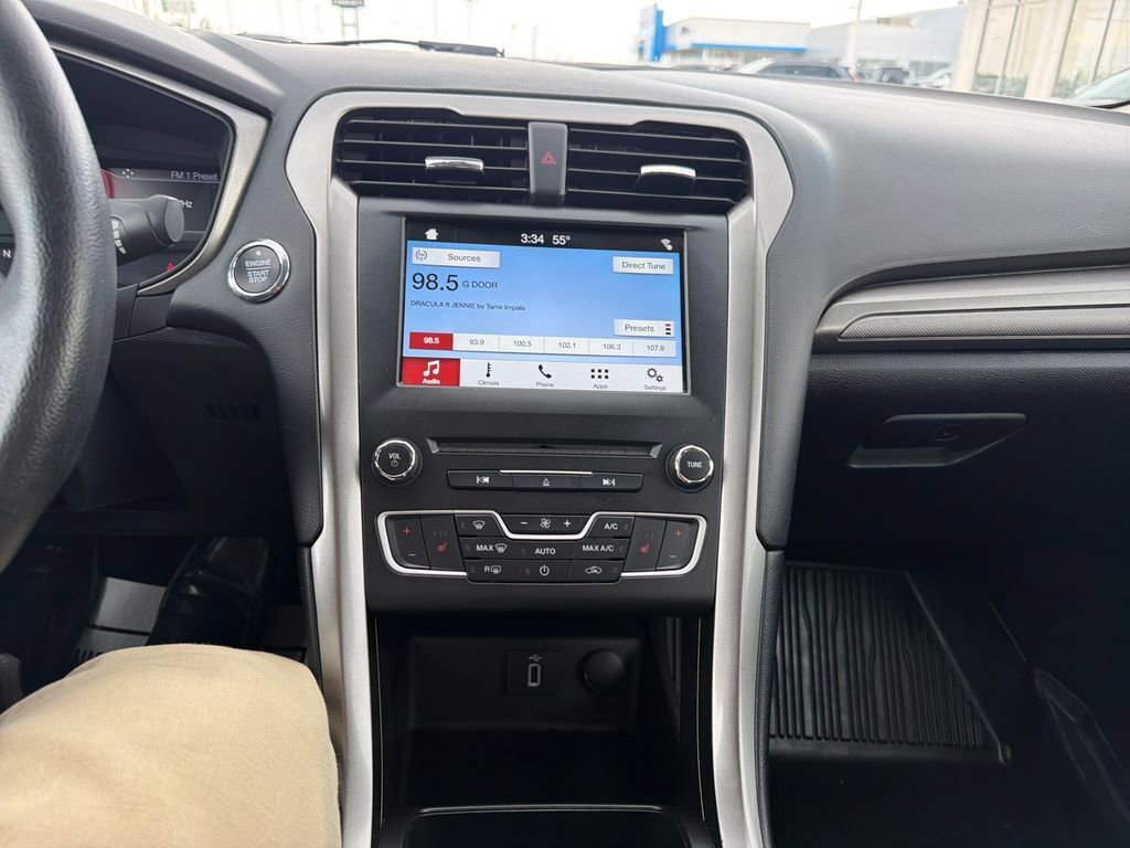Used 2018 Ford Fusion SE w/ Fusion SE Technology Package FWD image 19