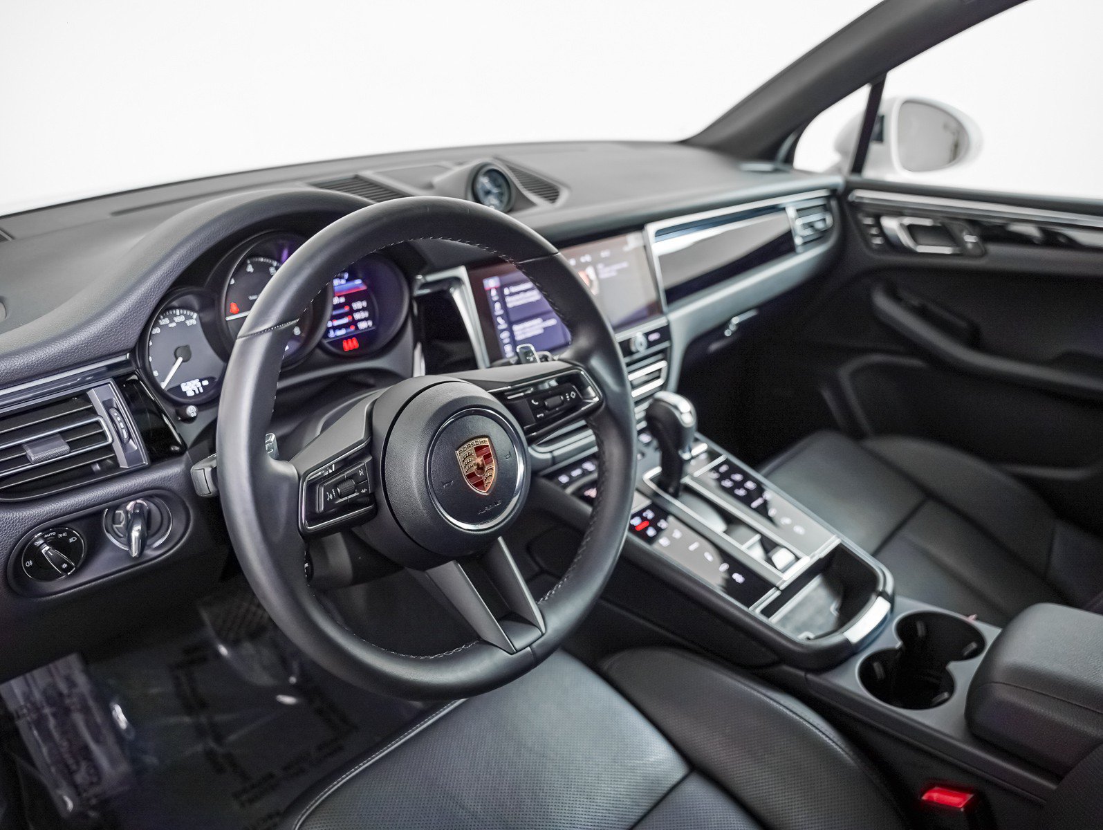 Certified 2026 Porsche Macan AWD/4WD image 4