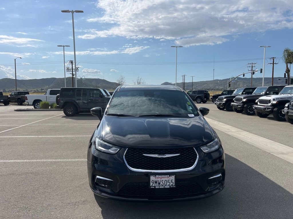 Used 2024 Chrysler Pacifica Touring image 4