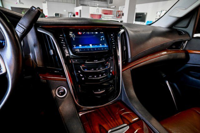 Used 2018 Cadillac Escalade ESV Luxury AWD/4WD image 36