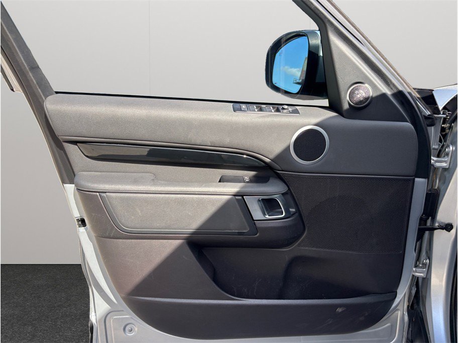 Used 2018 Land Rover Discovery SE image 20