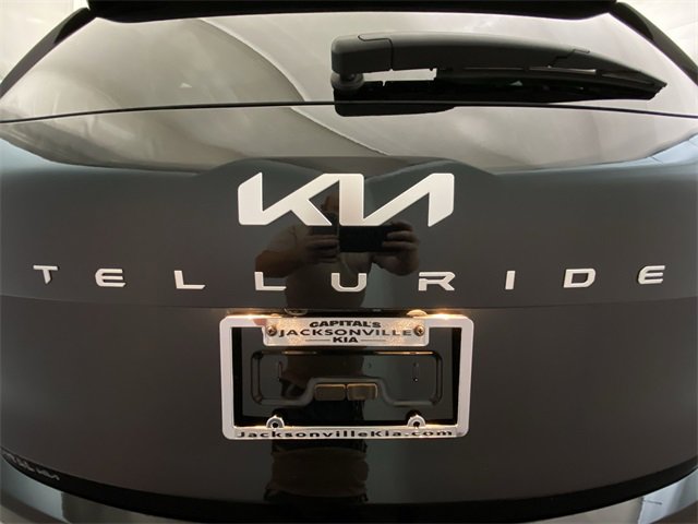 Used 2024 Kia Telluride EX w/ EX Captain's Chair Package image 12