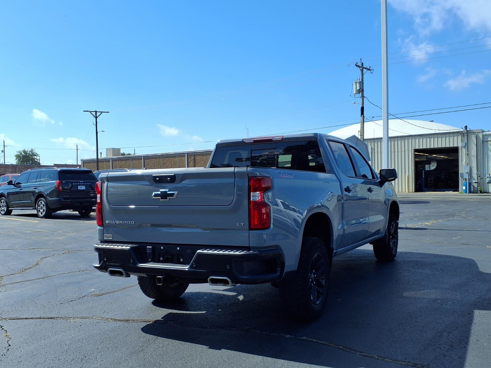 Used 2024 Chevrolet Silverado 1500 LT Trail Boss w/ LT Trail Boss Premium Package AWD/4WD image 2