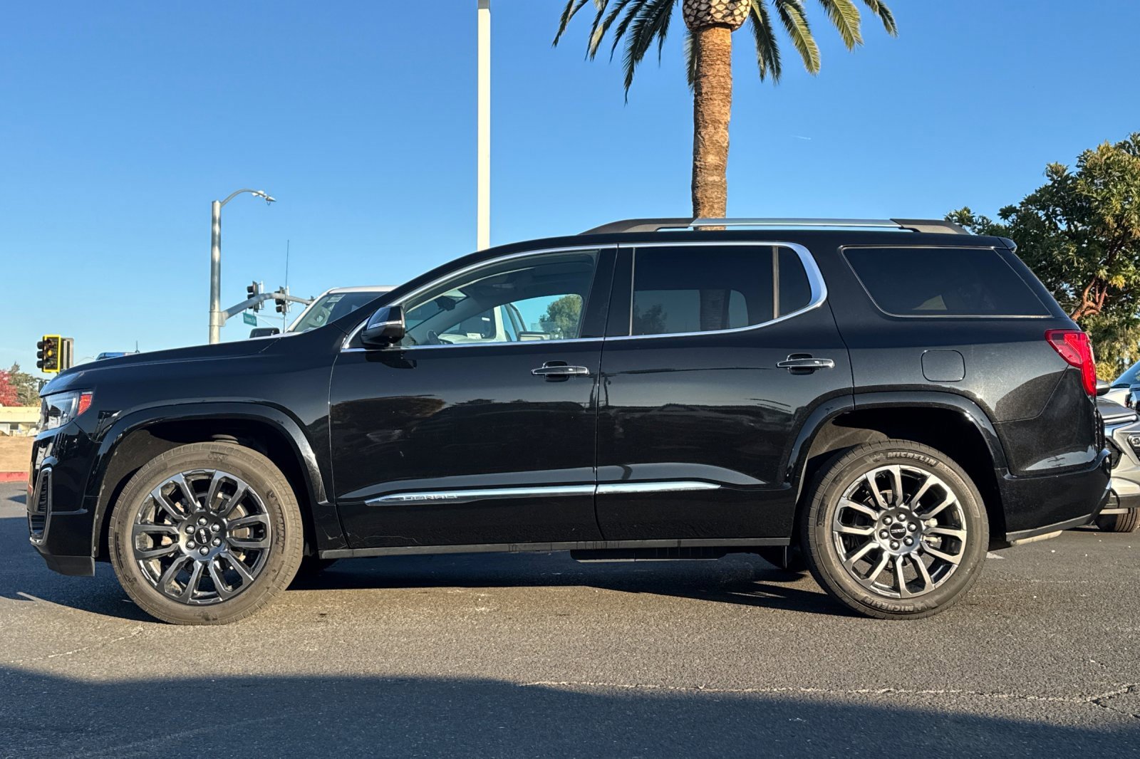 Used 2023 GMC Acadia Denali w/ Black Diamond Edition image 8