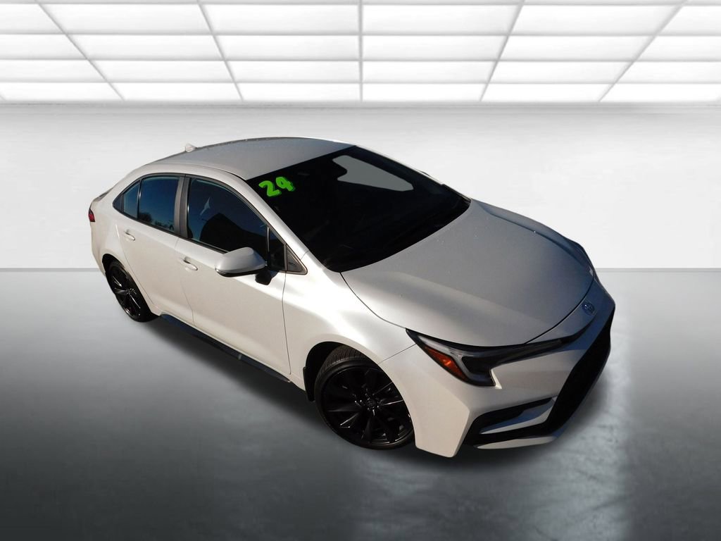 Used 2025 Toyota Corolla SE image 2