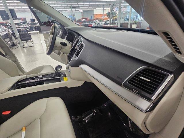 Used 2021 Volvo XC90 T5 Momentum w/ Climate Package image 10