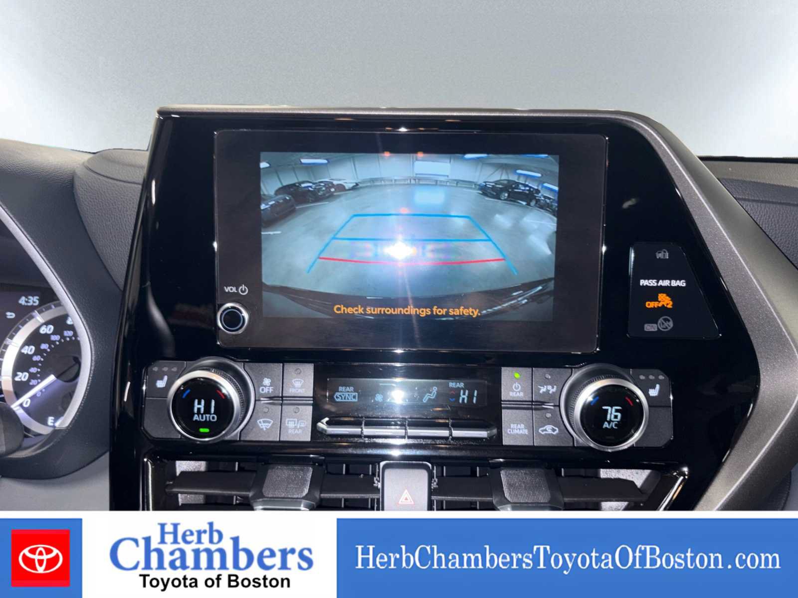 Used 2023 Toyota Highlander XLE AWD/4WD image 11