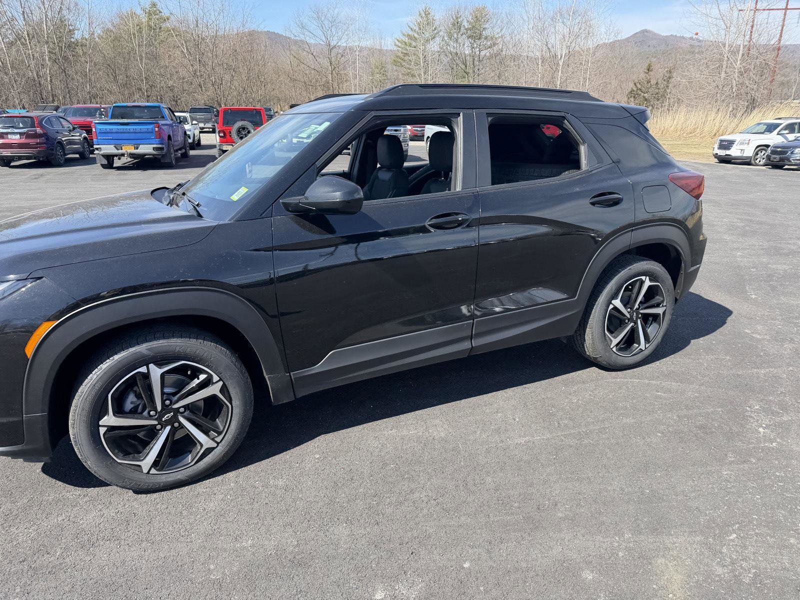 Used 2023 Chevrolet TrailBlazer RS w/ Convenience Package AWD/4WD image 3