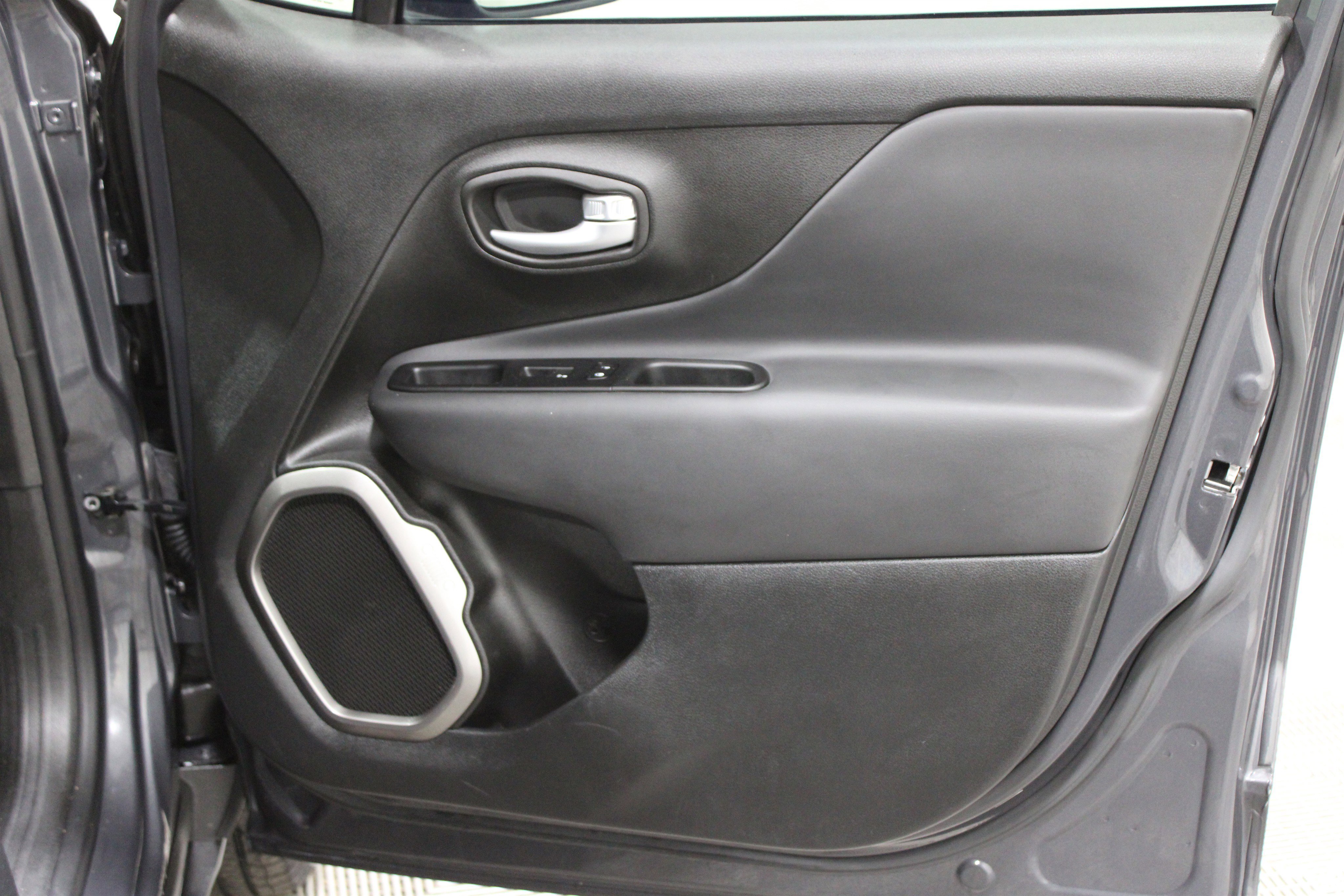 Used 2023 Jeep Renegade Limited image 31