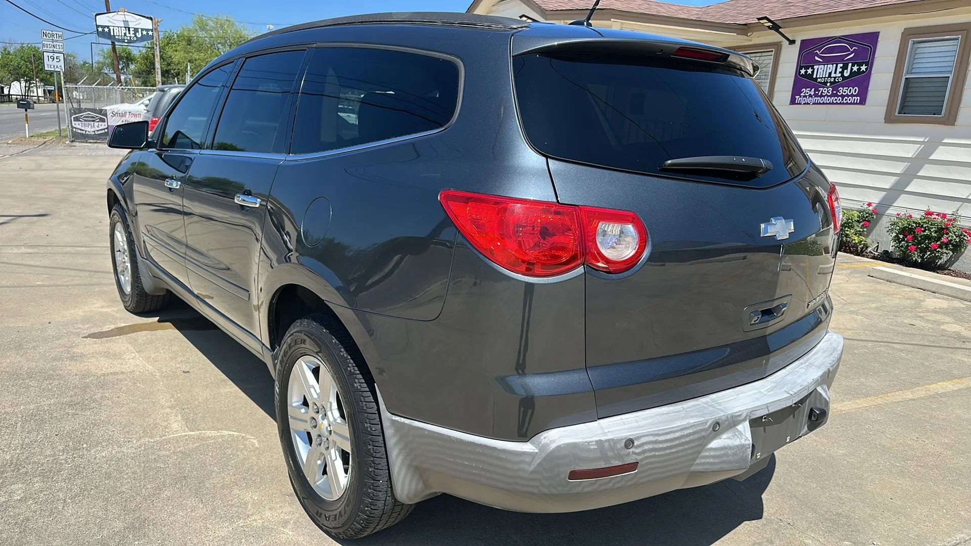 Used 2012 Chevrolet Traverse LT FWD image 3
