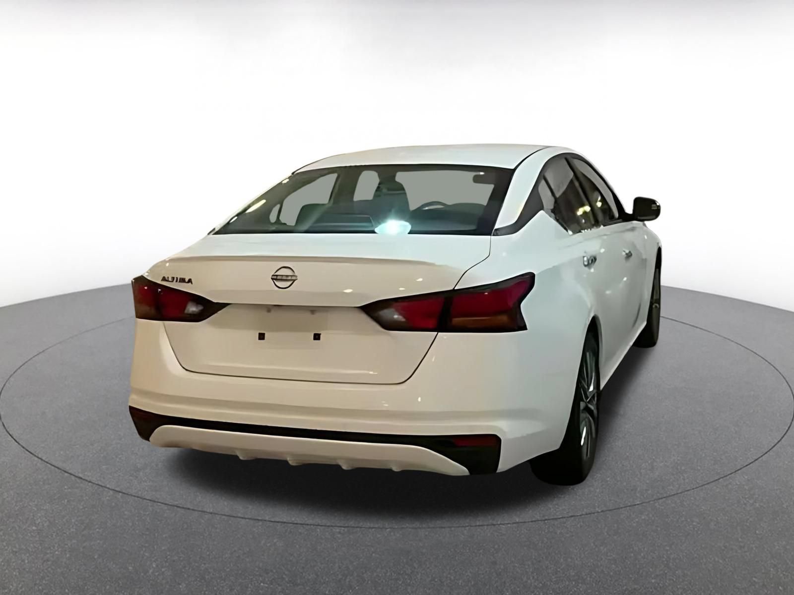 Used 2025 Nissan Altima 2.5 SV FWD image 13