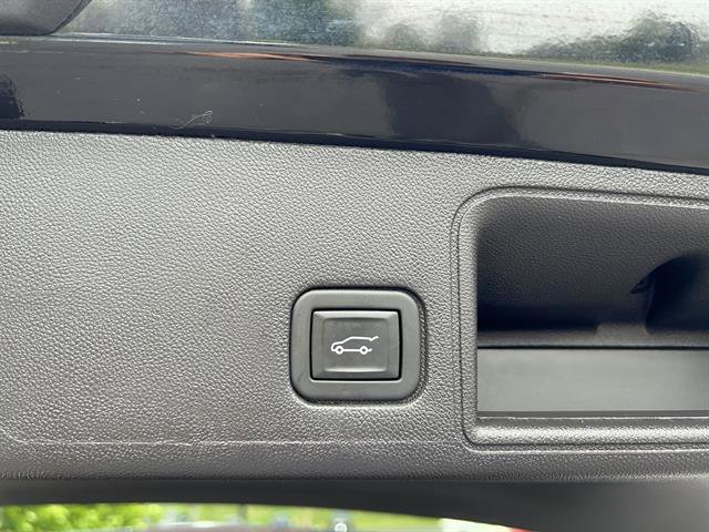 Used 2024 GMC Terrain SLE w/ Driver Convenience Package FWD image 8