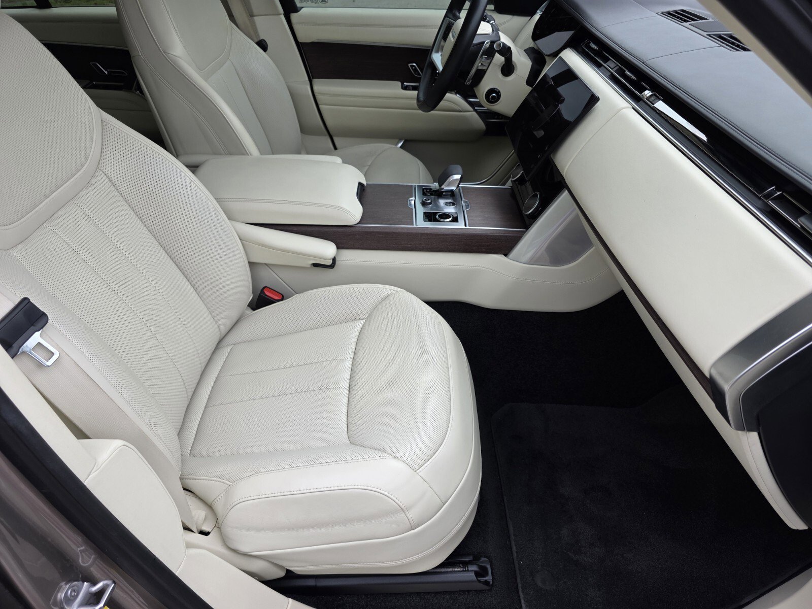 Certified 2023 Land Rover Range Rover SE image 3