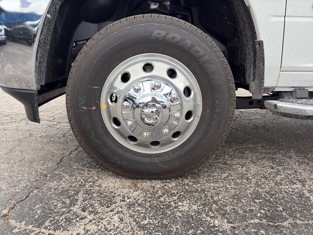New 2026 RAM 3500 Laramie AWD/4WD image 9