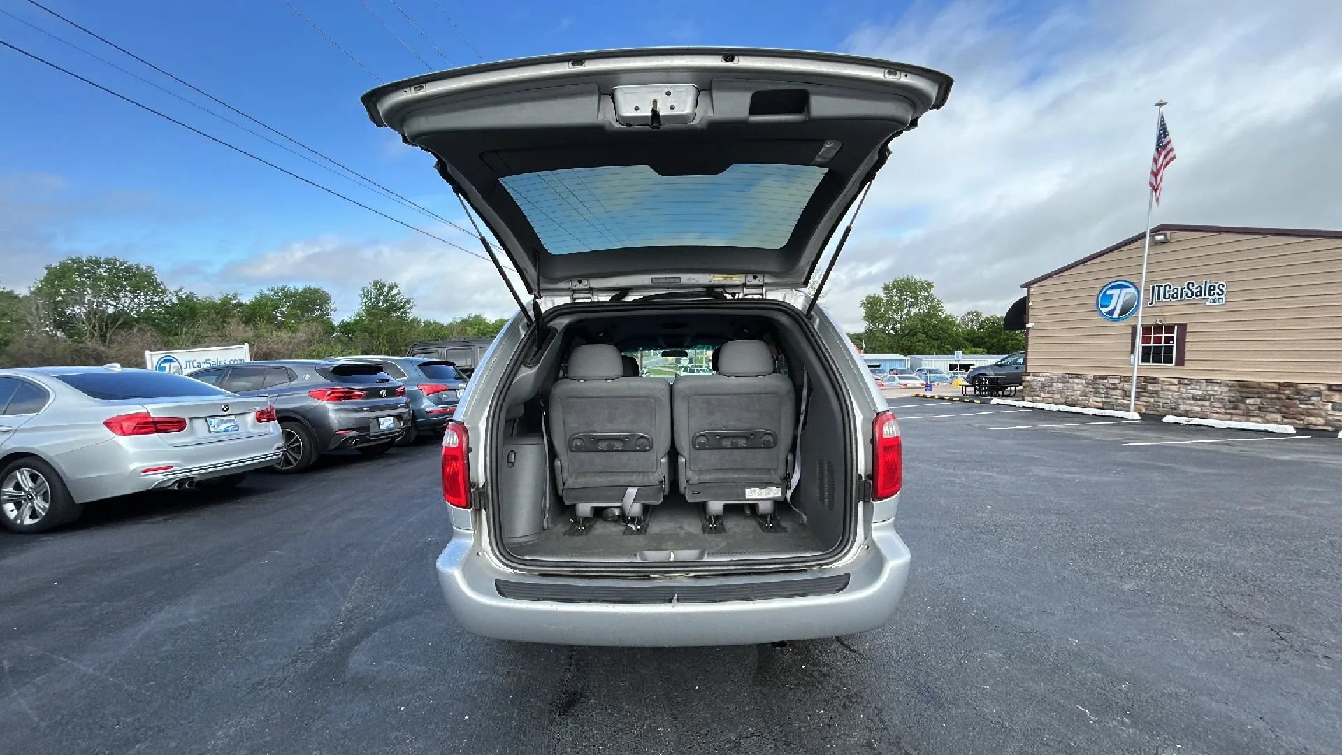 Used 2004 Chrysler Town & Country Touring FWD image 17