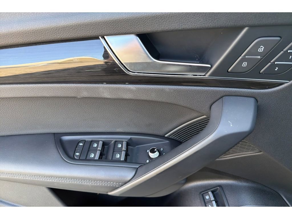 Used 2020 Audi Q5 e Premium Plus w/ Premium Plus Package image 13