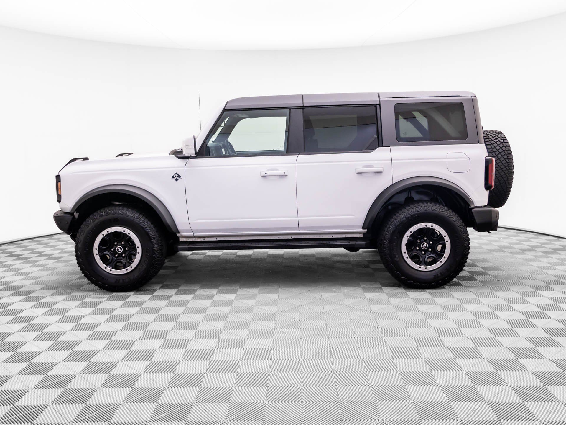 Used 2024 Ford Bronco Outer Banks w/ Sasquatch Package AWD/4WD image 2