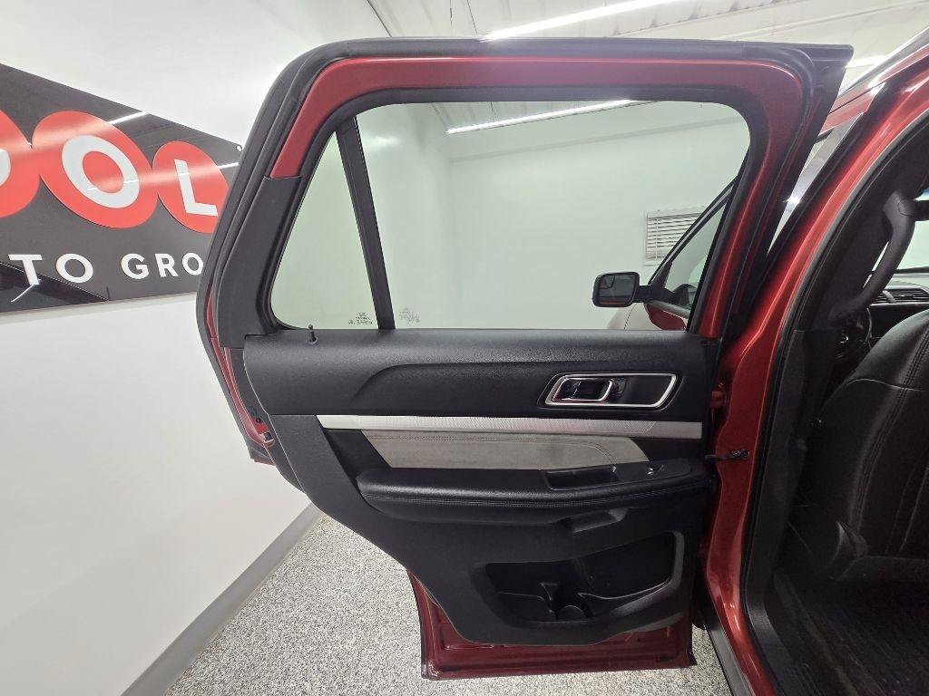Used 2017 Ford Explorer XLT w/ Equipment Group 202A FWD image 27