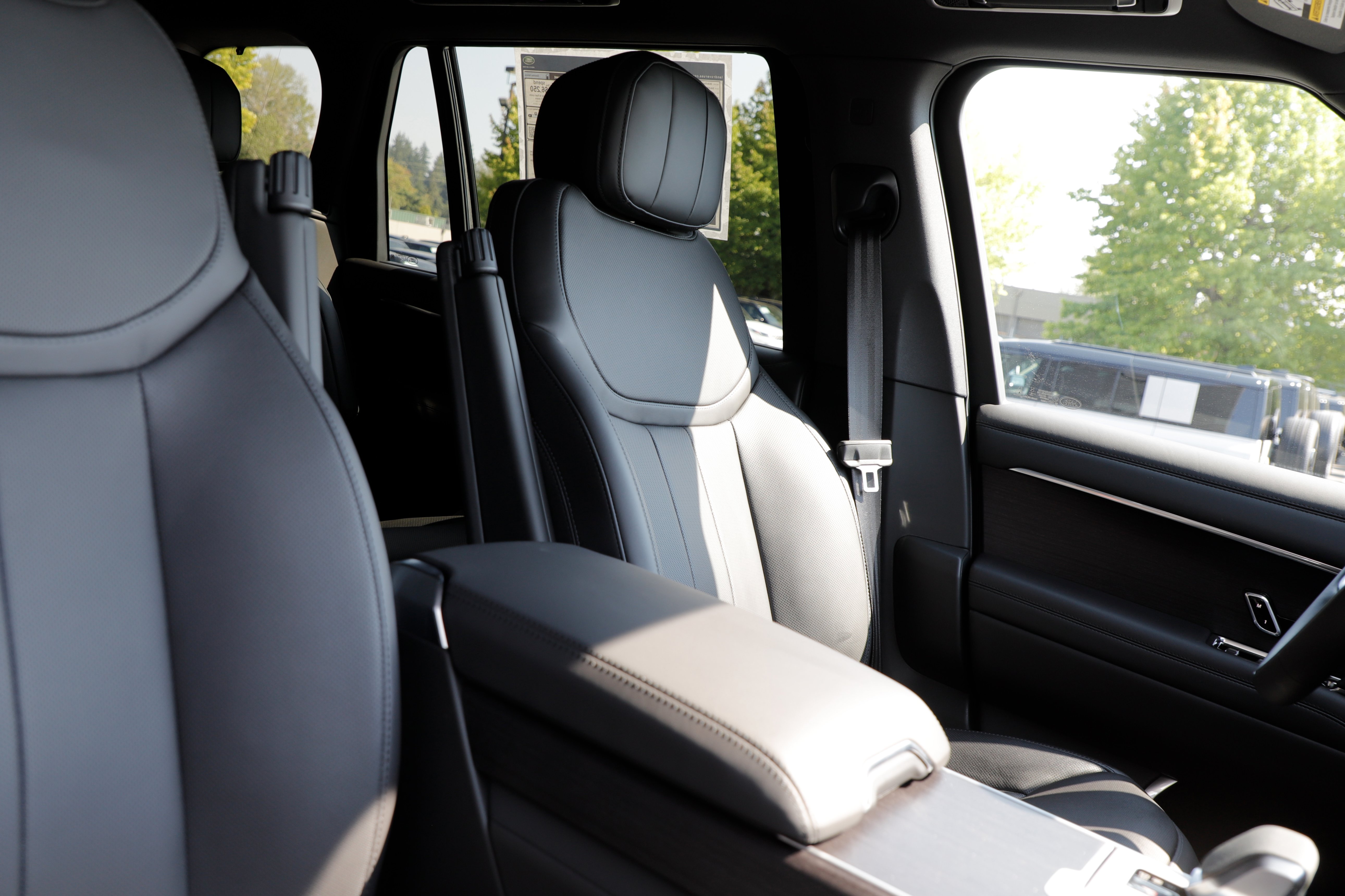 New 2026 Land Rover Range Rover Long Wheelbase SE AWD/4WD image 12