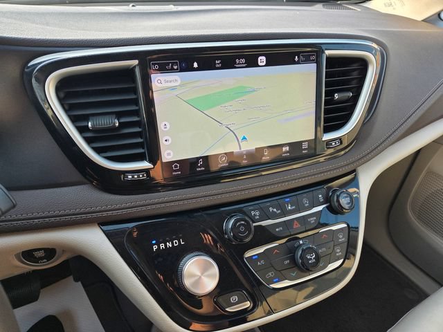 Used 2021 Chrysler Pacifica Touring-L w/ Uconnect Theater Family Group AWD/4WD image 25