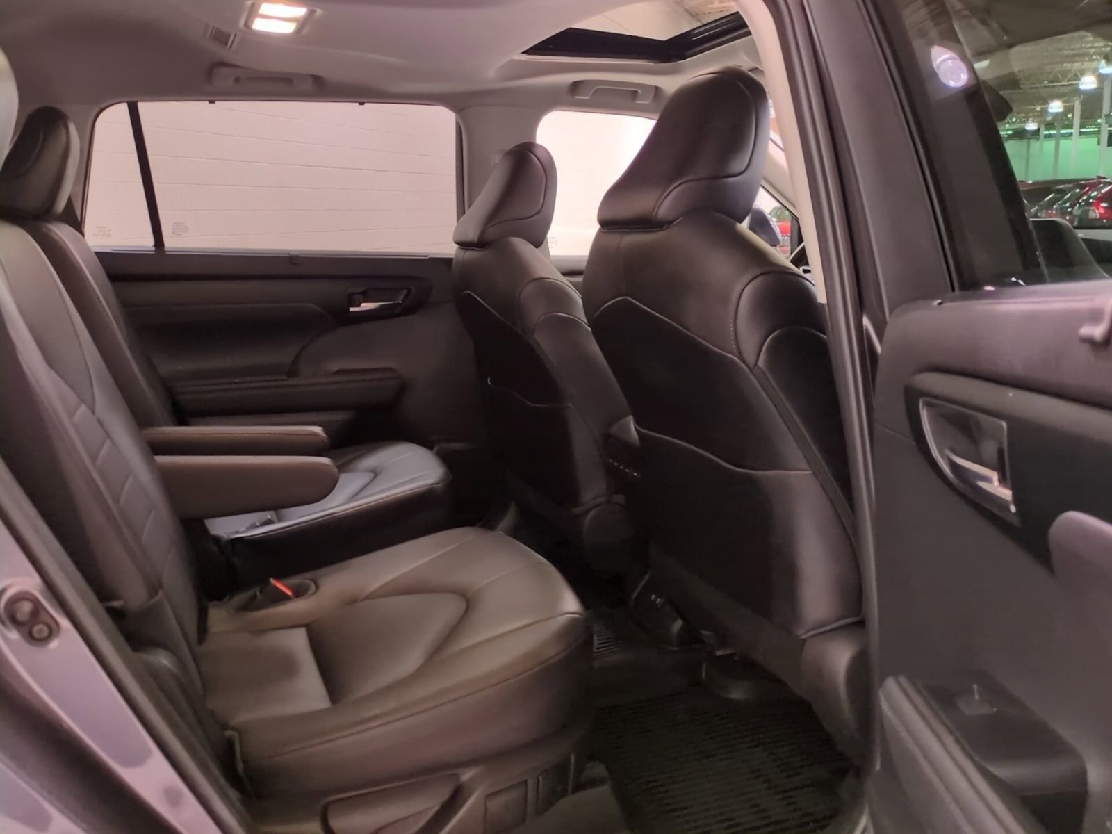 Used 2021 Toyota Highlander XLE image 11