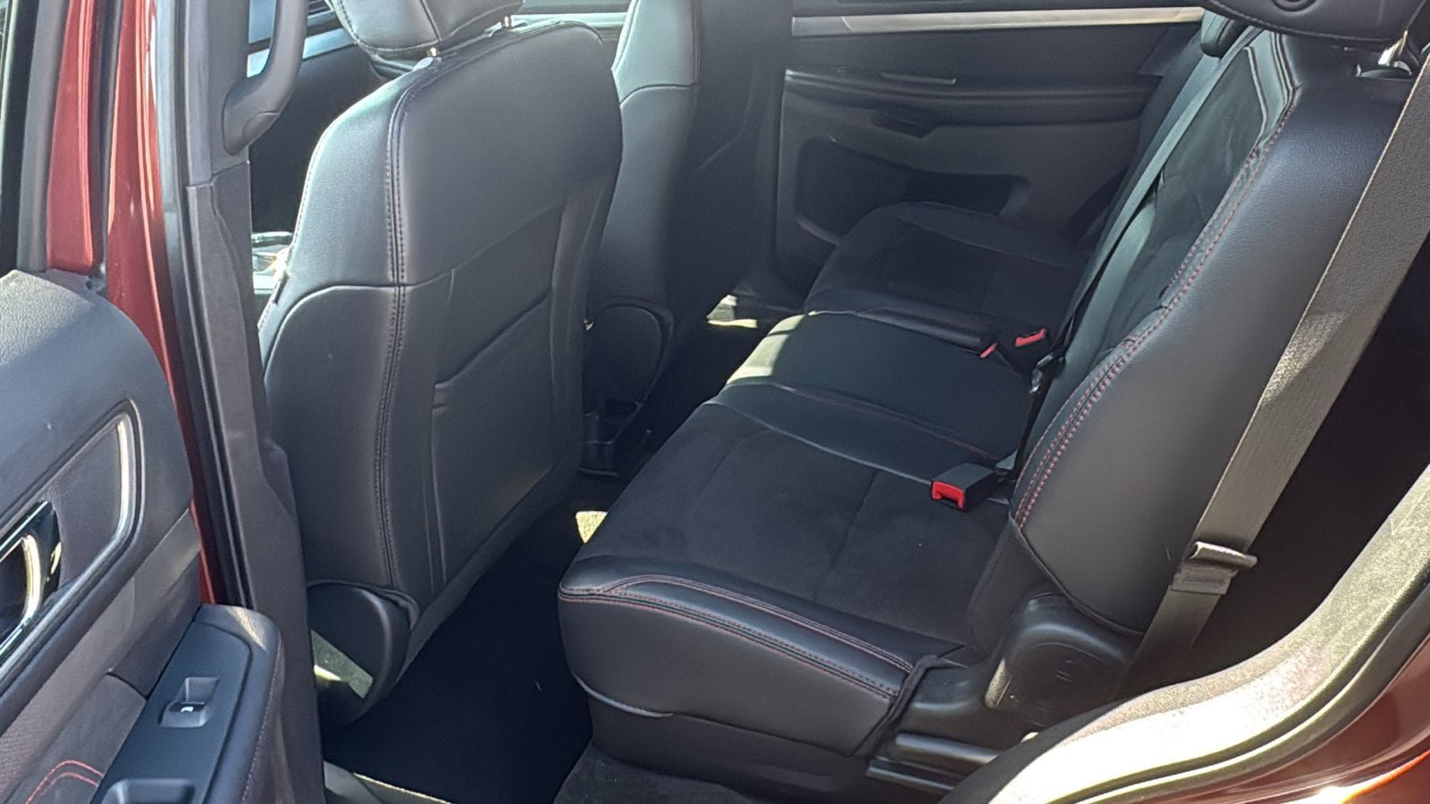 Used 2018 Ford Explorer XLT w/ Equipment Group 202A AWD/4WD image 18