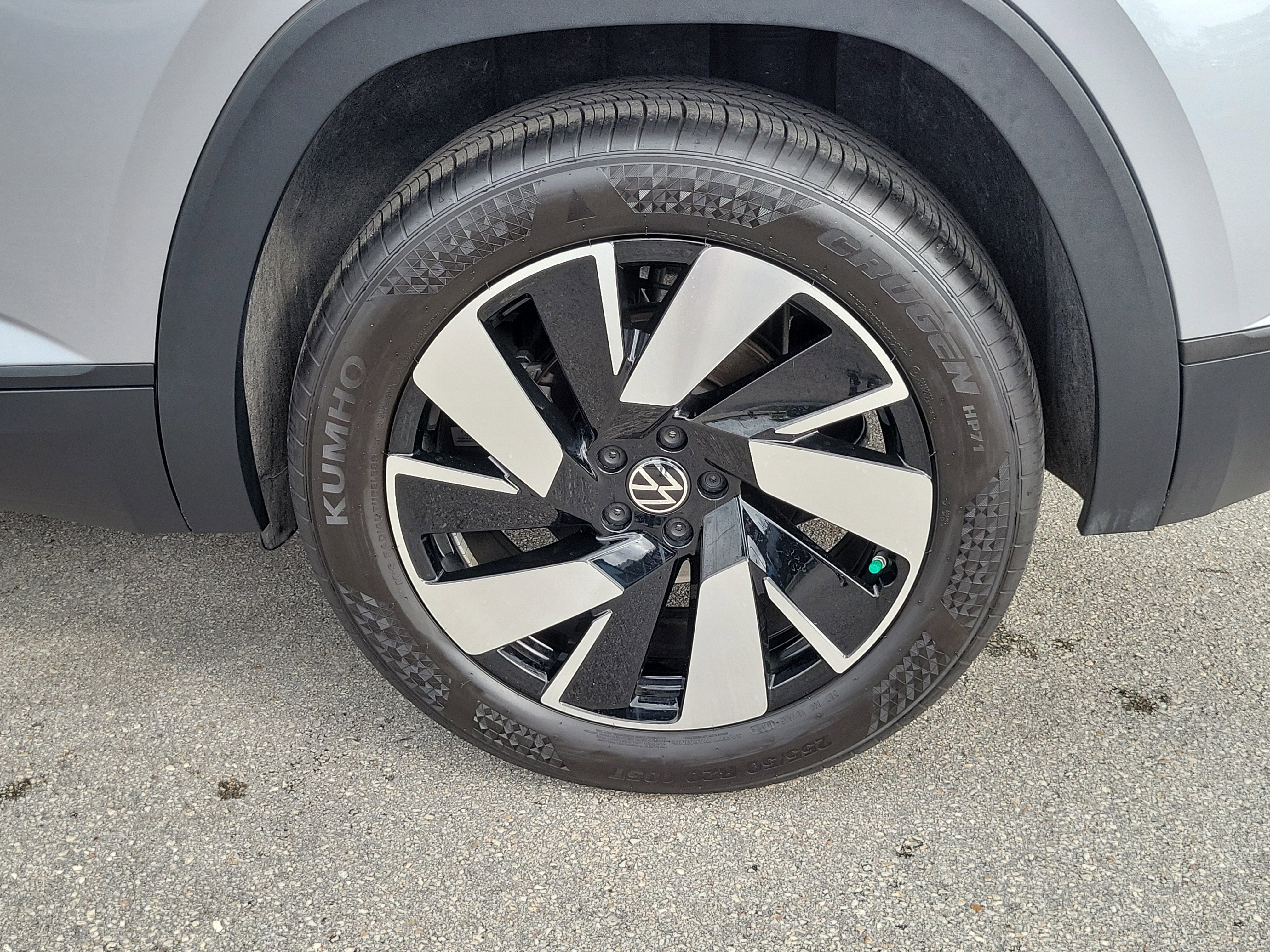 Used 2024 Volkswagen Atlas Cross Sport SE image 25