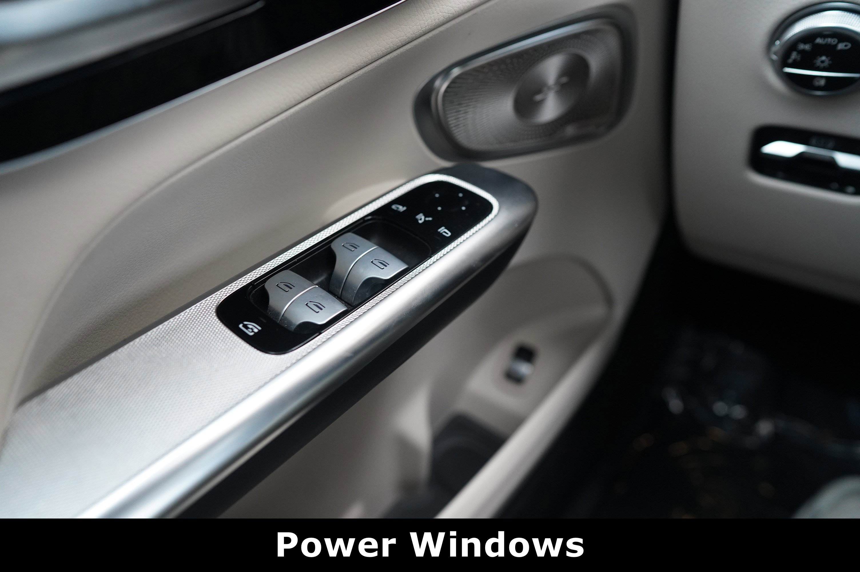 Used 2024 Mercedes-Benz GLC 300 4MATIC image 11