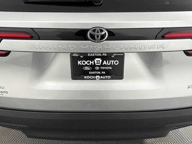 Used 2025 Toyota Grand Highlander AWD image 19