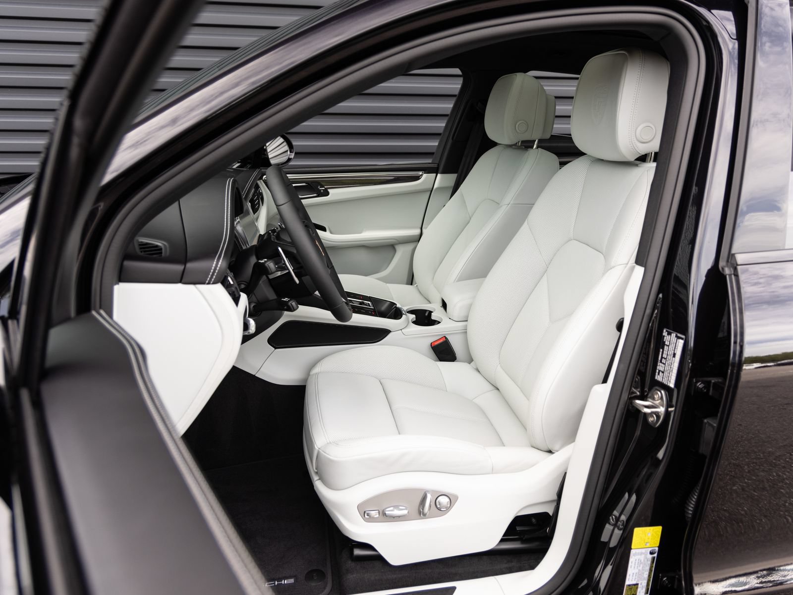 New 2026 Porsche Macan GTS AWD/4WD image 5