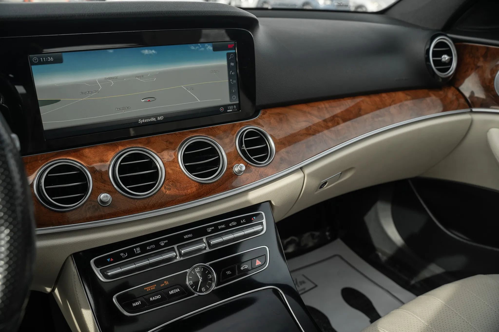 Used 2018 Mercedes-Benz E 300 4MATIC image 24