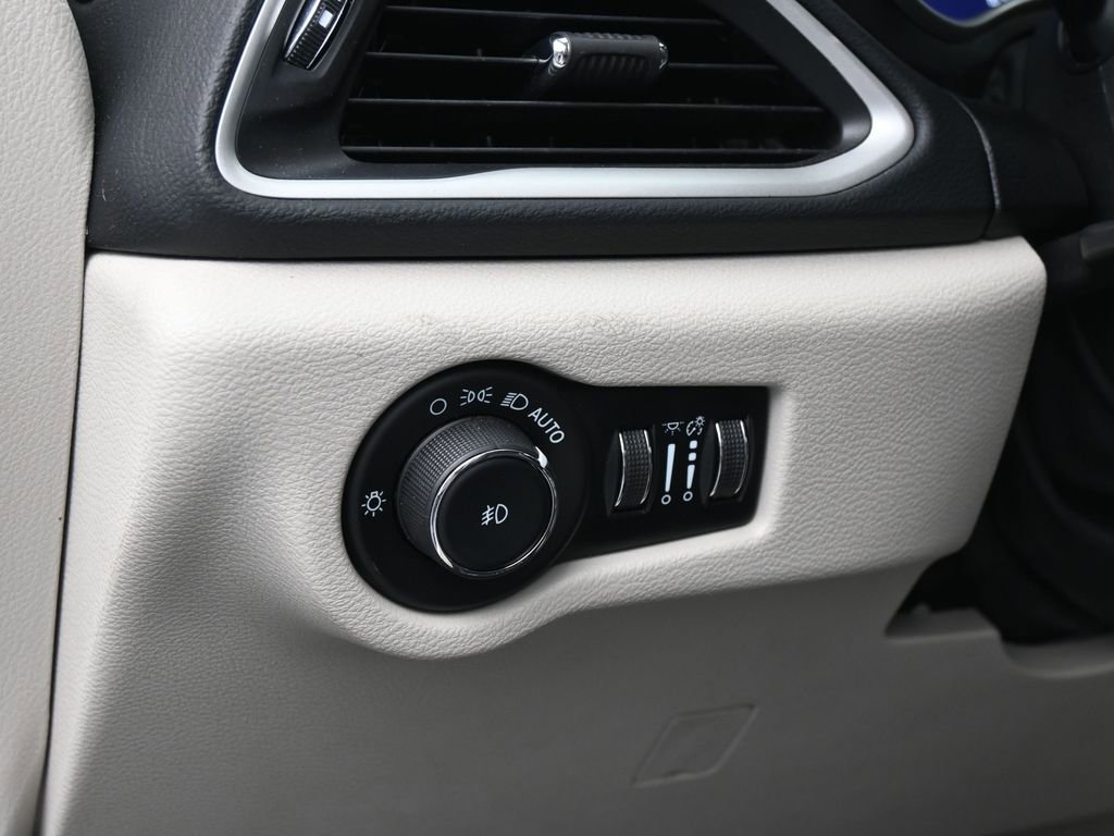 Used 2023 Chrysler Pacifica Touring-L image 15