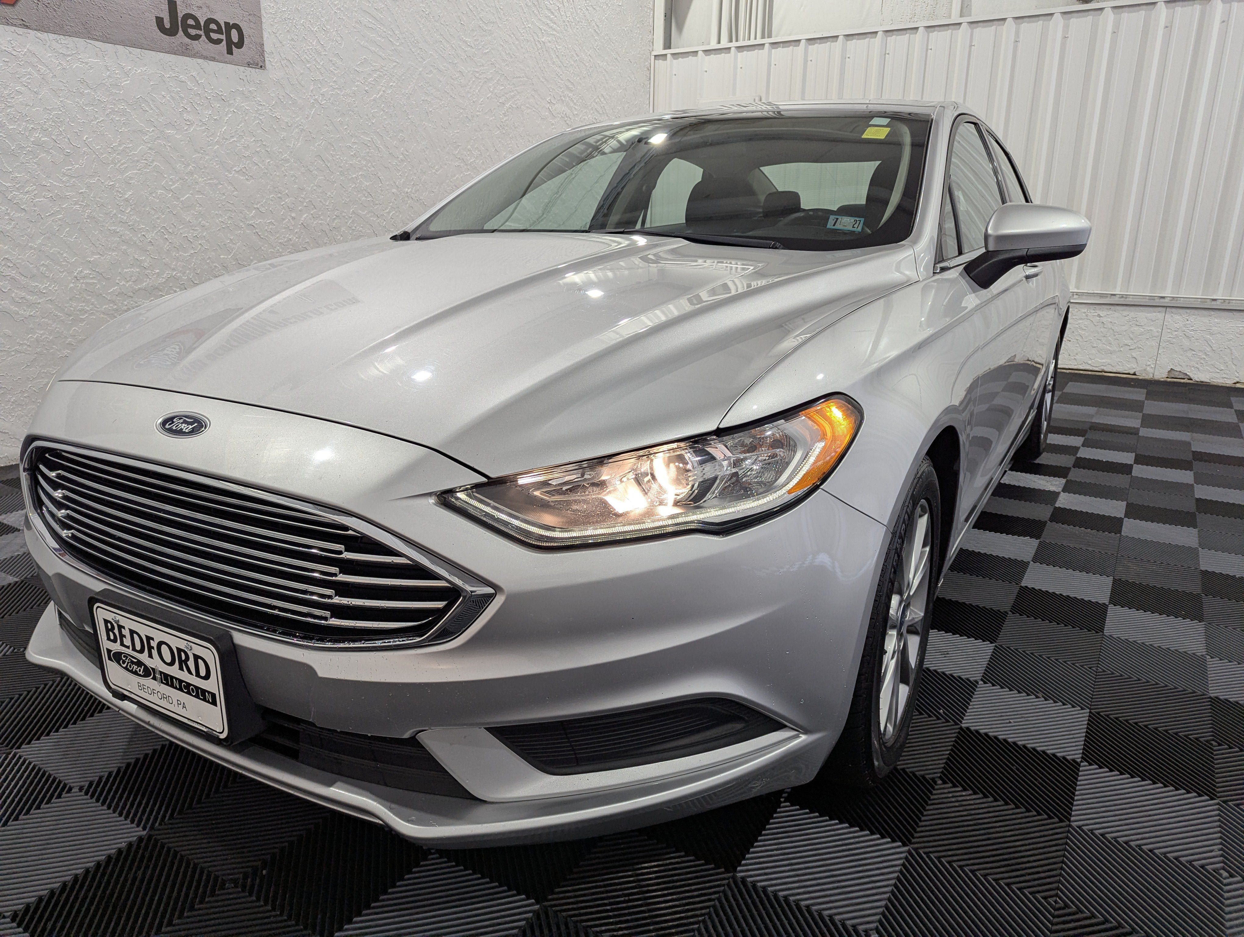 Used 2017 Ford Fusion SE w/ Fusion SE Technology Package FWD image 3