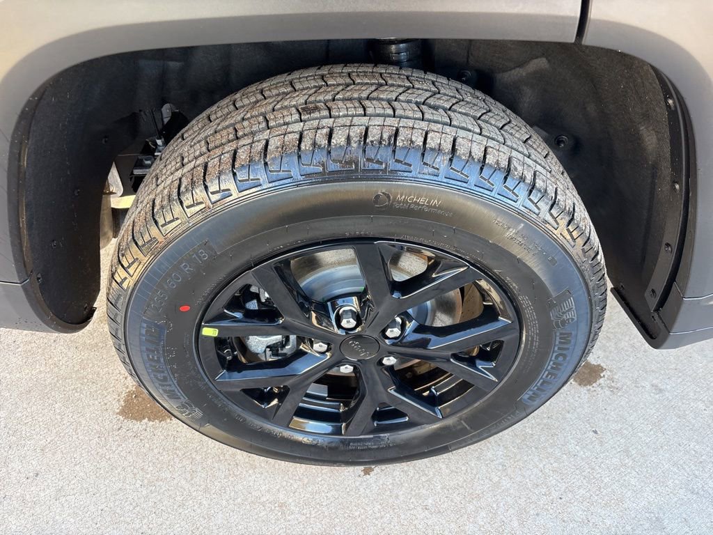 New 2025 Jeep Grand Cherokee L Altitude image 11