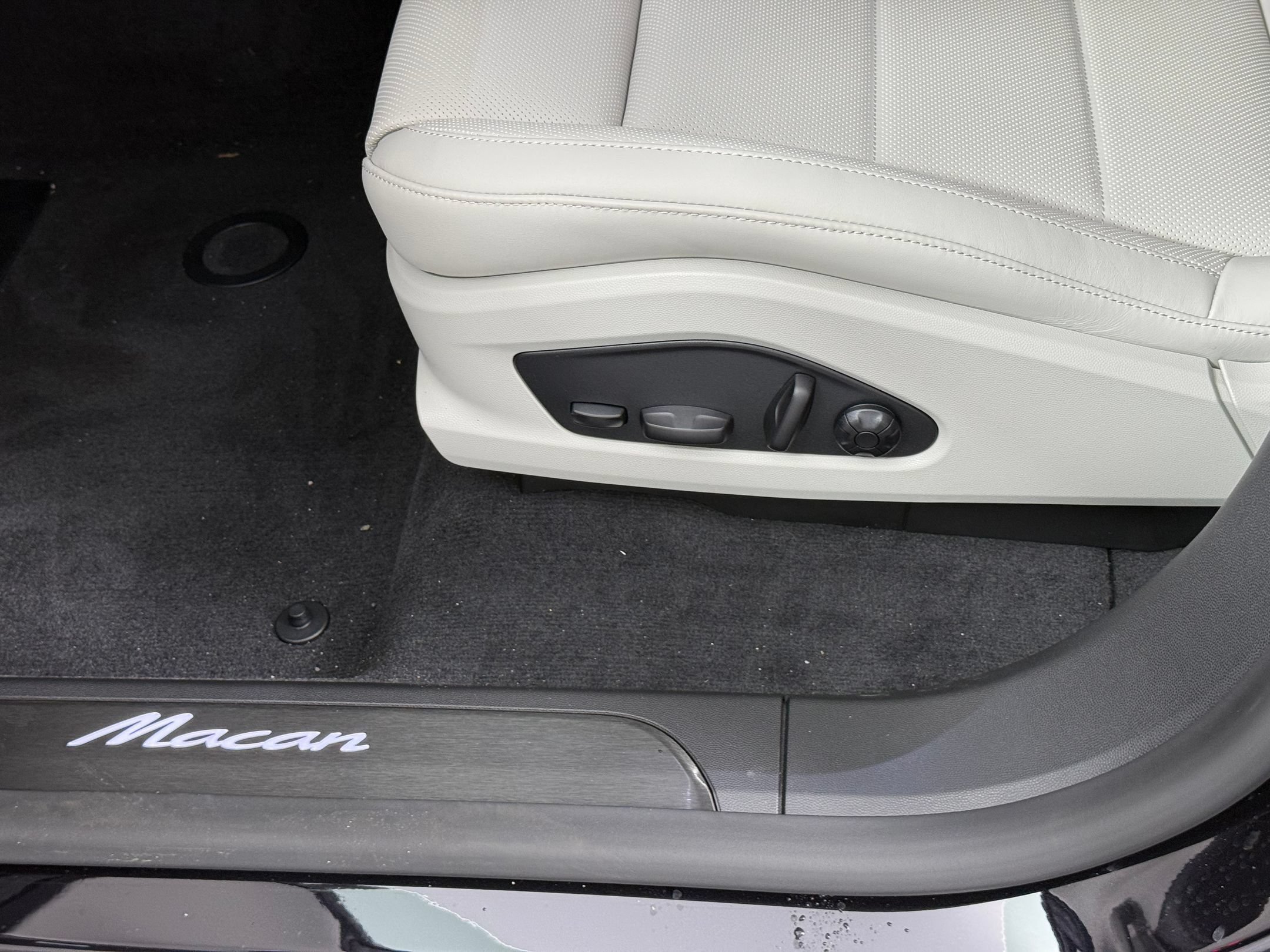 Certified 2026 Porsche Macan Electric RWD image 15