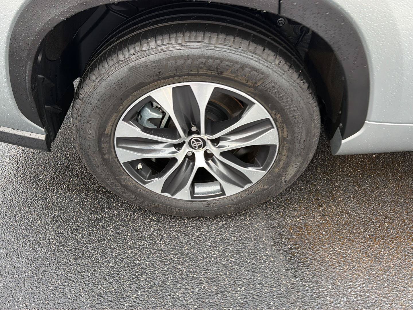 Certified 2025 Toyota Highlander XLE FWD image 41