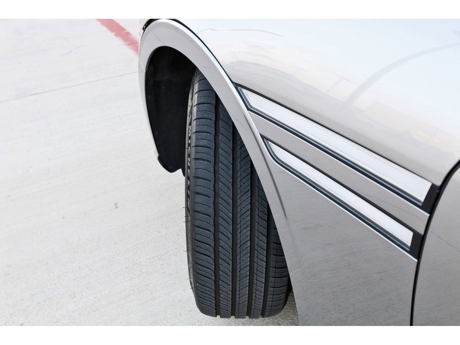 Used 2025 Genesis G90 3.5T image 32