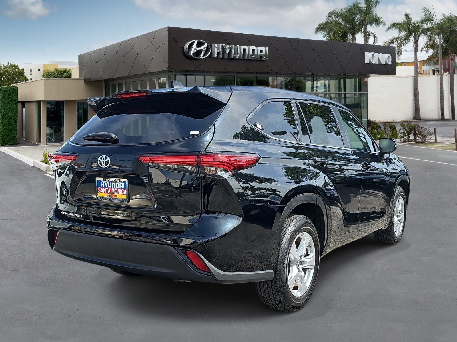 Used 2023 Toyota Highlander L FWD image 3